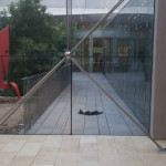 予選の会場Museum of the art、中庭に続く通路で、まるで落し物のタオルのように眠るネコさん。