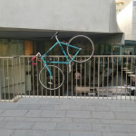 ワイルドなスタイルで駐輪された自転車。一体なぜ宙に浮かす…。
