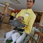 ムンバイのレストランにて、タンドリー蟹を得意気に見せるウエイターさん。