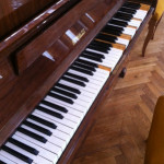 モスクワの某ホール楽屋にあった鍵盤ヌケヌケピアノ